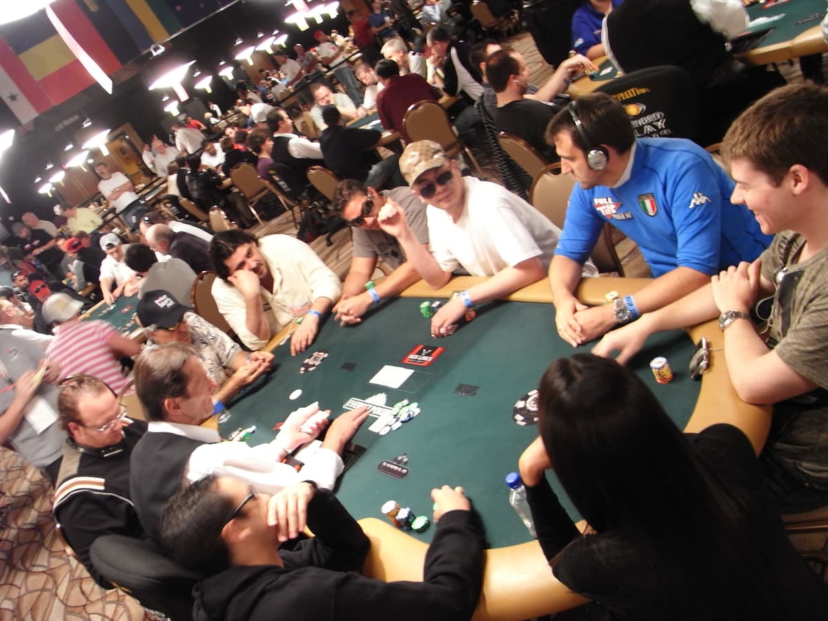 WSOP Main Event – gedrängter Turniersaal in Las Vegas