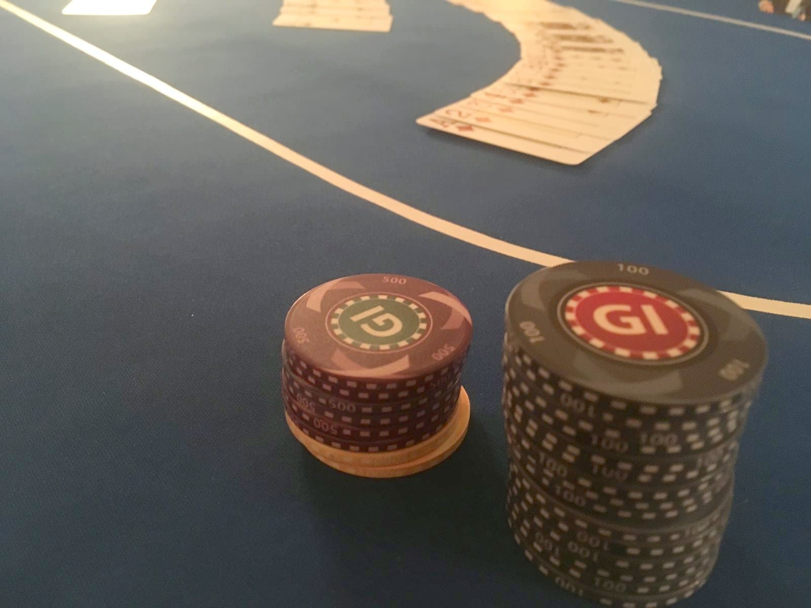 GI-Pokerchips auf dem Tisch