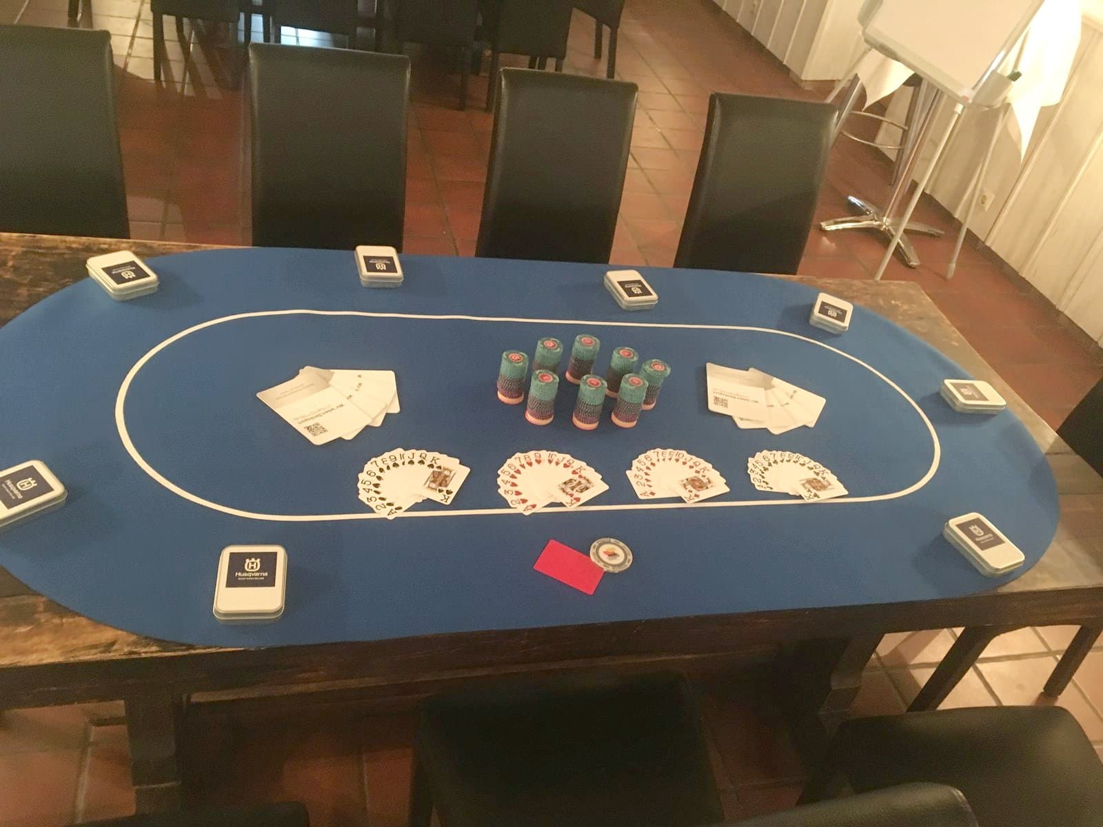 Aufgebauter Pokertisch mit Kartendecks für ein Firmenevent