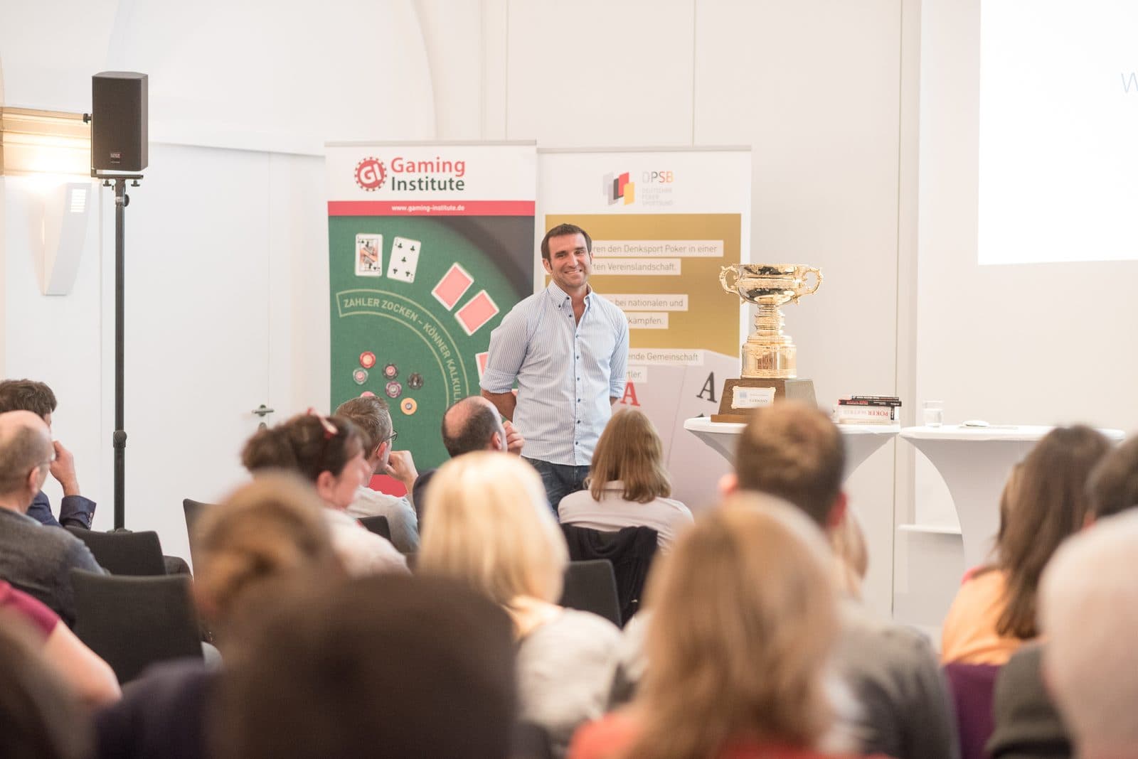Stephan Kalhamer beim Vortrag vor Publikum