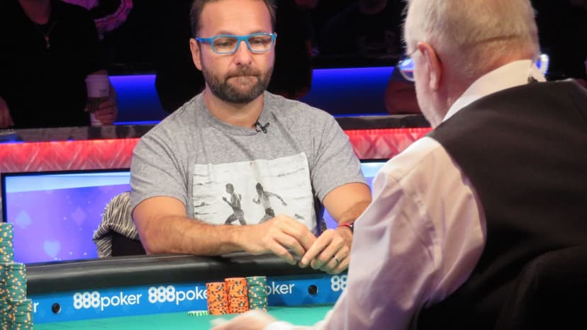 Daniel Negreanu konzentriert am Pokertisch bei der WSOP