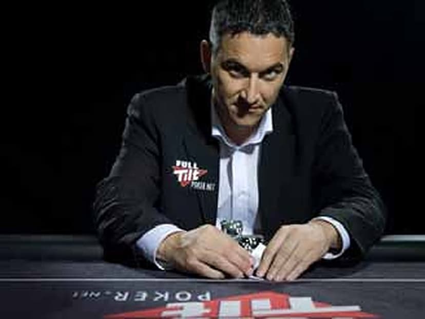 Pokerspieler mit Full-Tilt-Poker-Aufnäher am Tisch, im Begriff, Jetons zu setzen